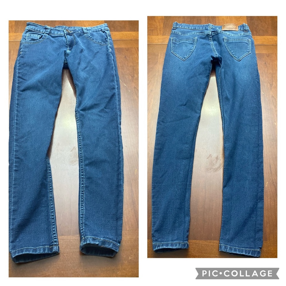 Side Bottom skinny jeans are a junior size 28.